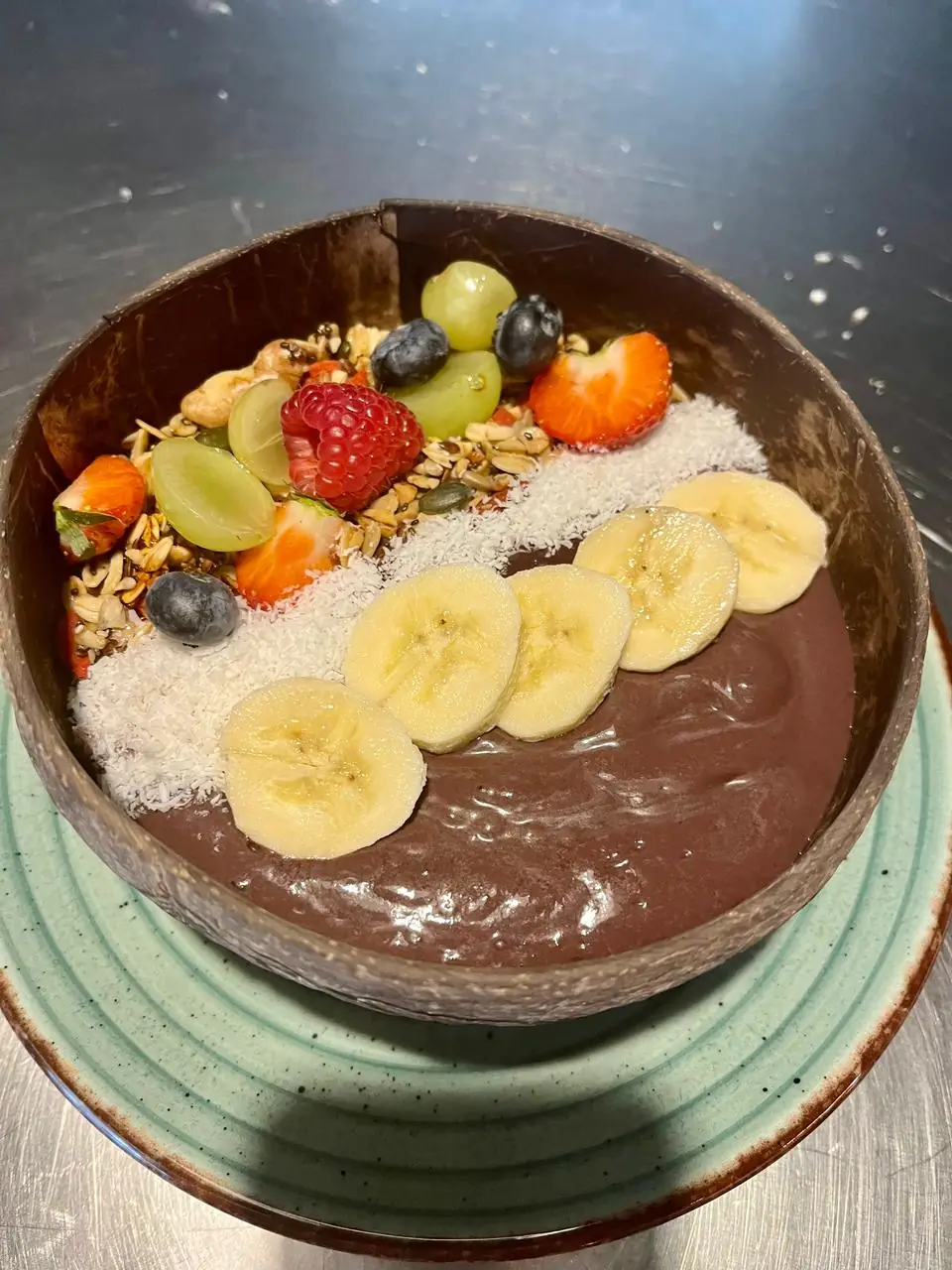 Açaíbowl met vers fruit, granola en kokos
