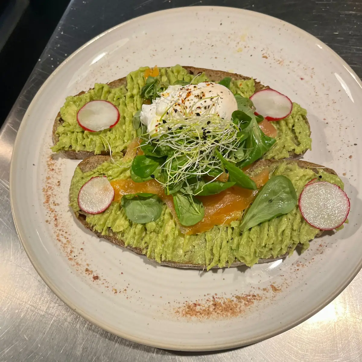 Avocadotoast met gerookte zalm en gepocheerd ei