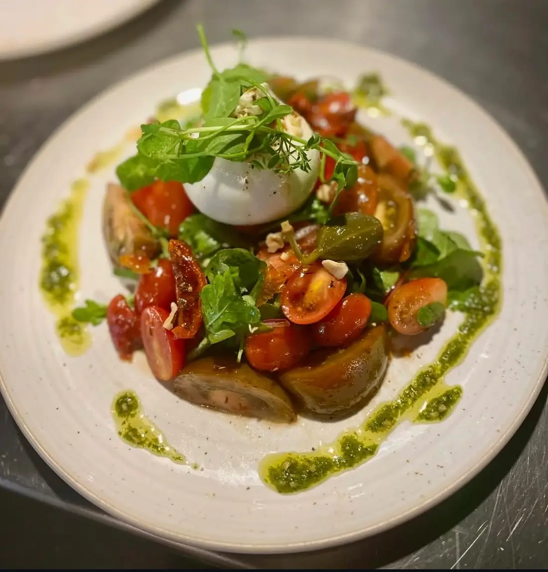 Burrata met tomatensalade, waterkers en pesto