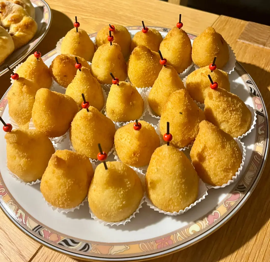 Coxinhas, Braziliaanse kipkroketten, op een schaal