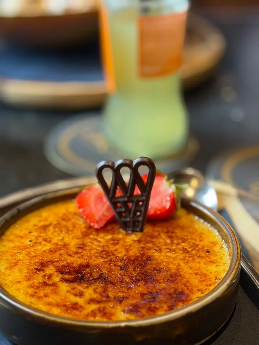 Crème brûlée met aardbei en chocoladedecor