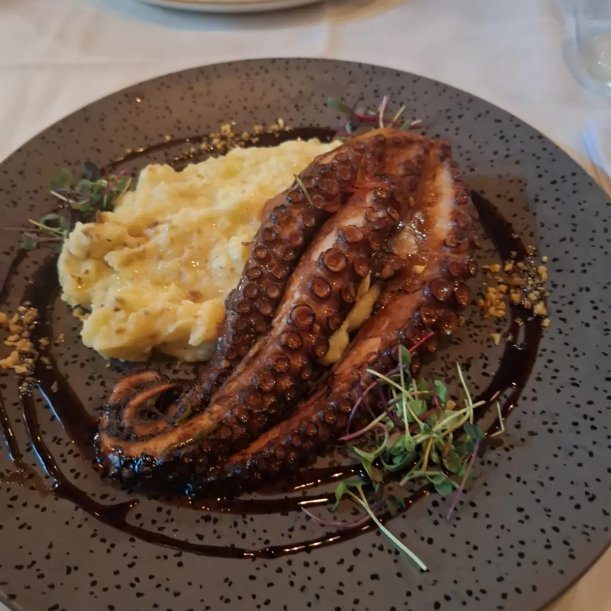 Gegrilde octopus met aardappelpuree en balsamico