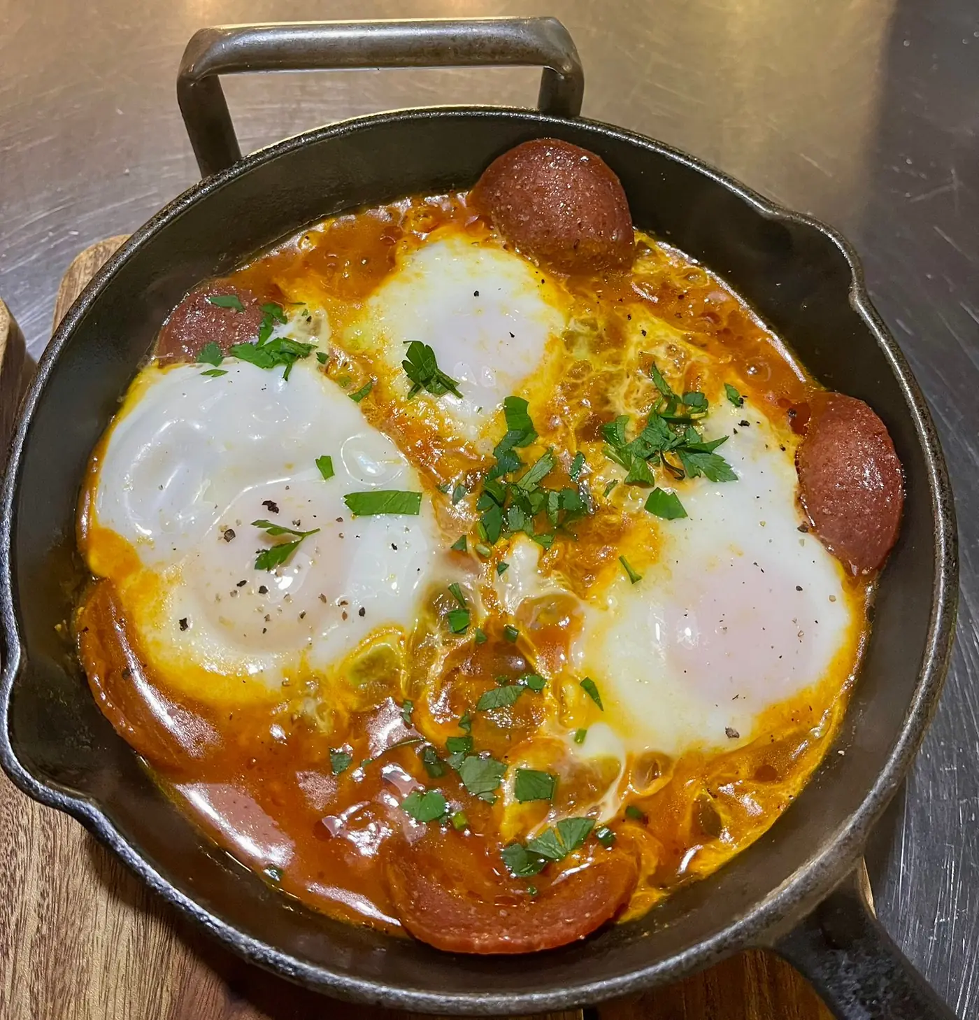 Eieren in tomatensaus met chorizo, in gietijzeren pan