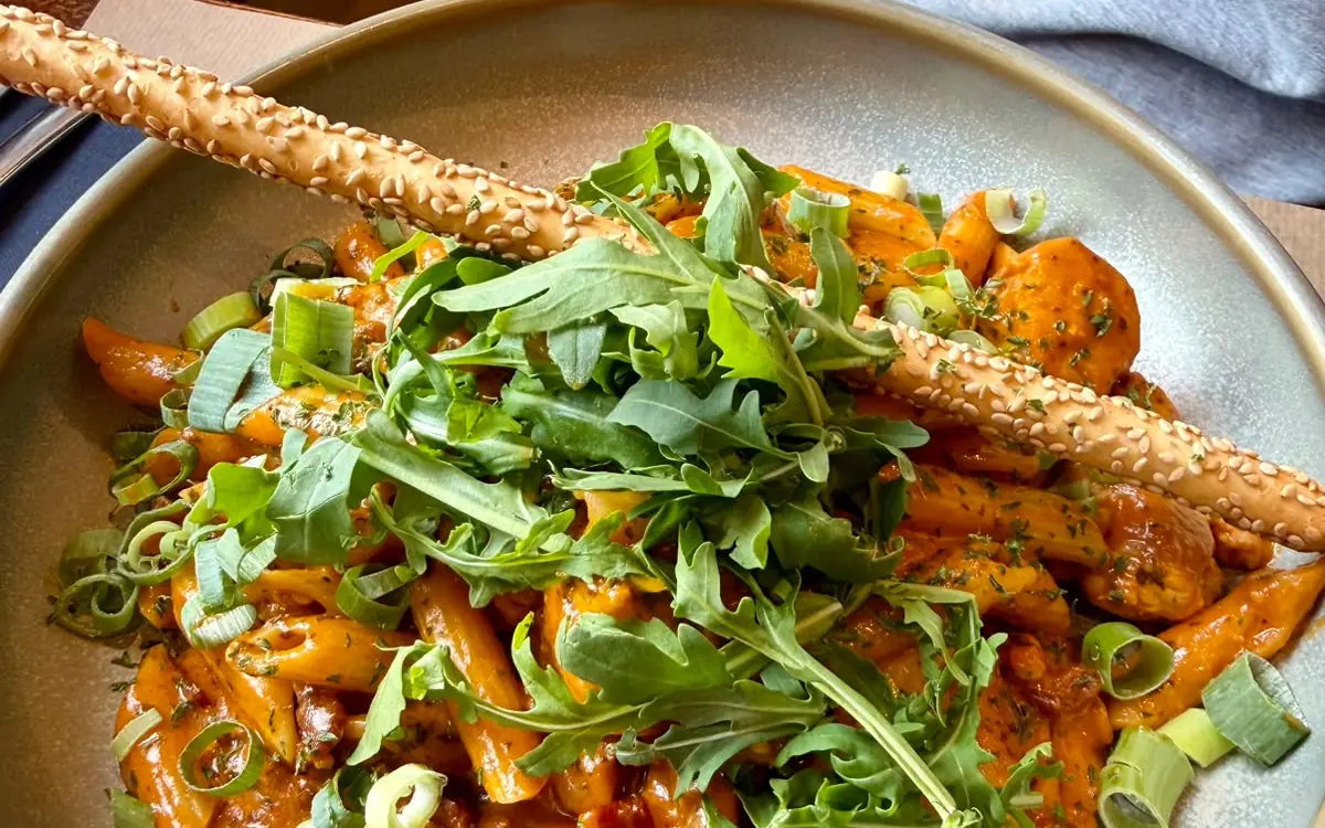 Penne met kip in romige tomatensaus, om te delen