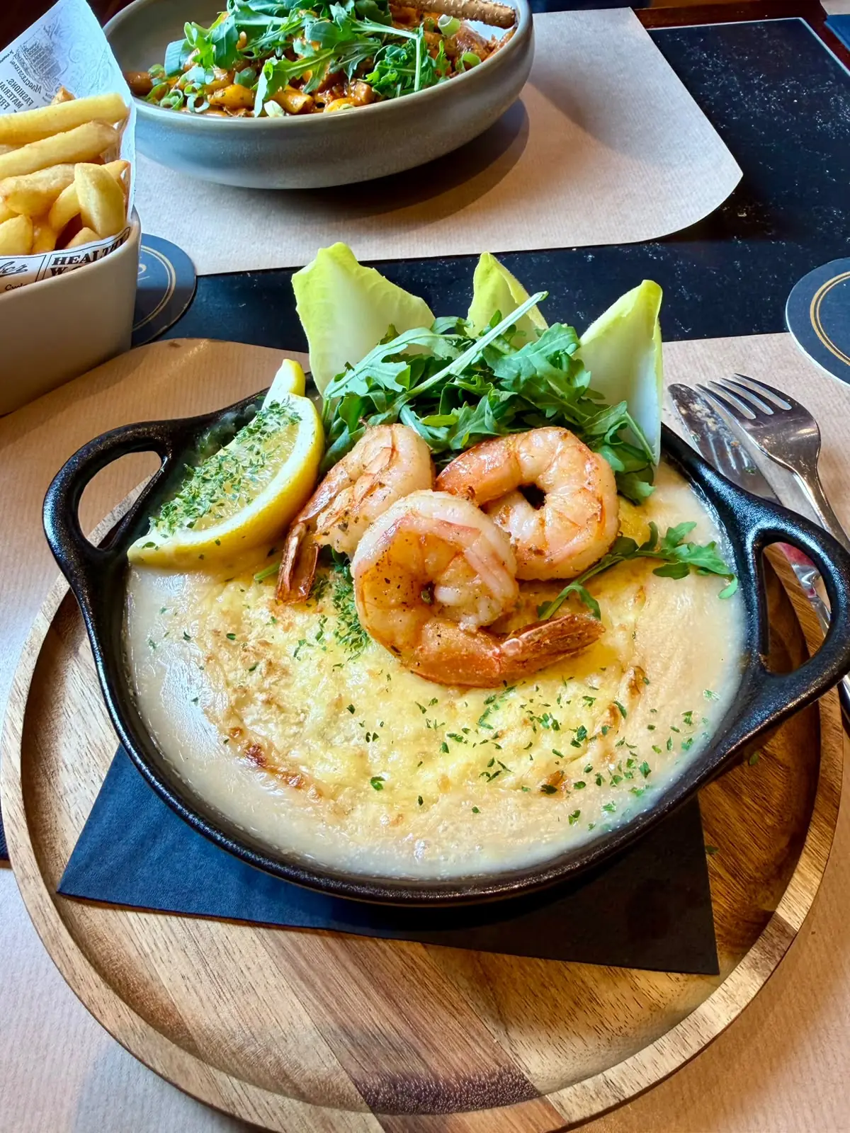 Scampi op gegratineerde puree met witloof en rucola