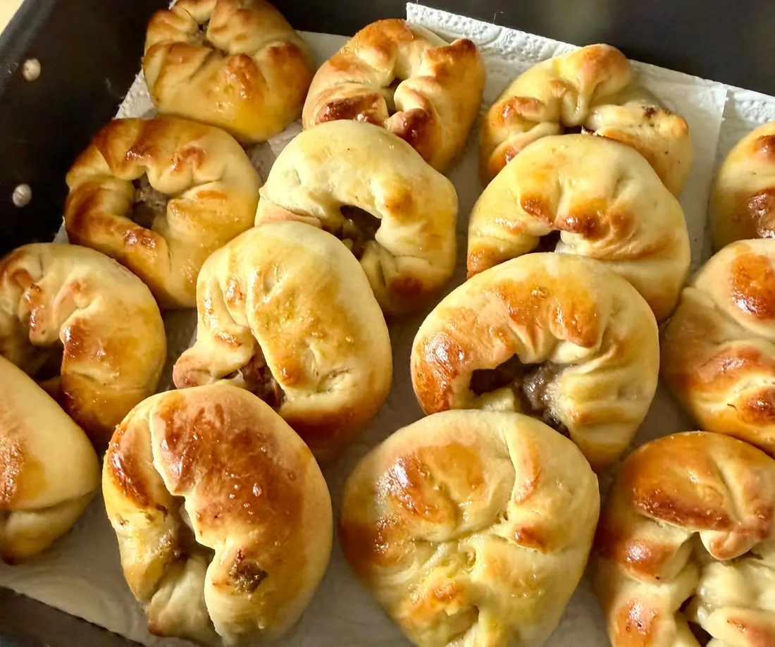Sfiha’s, gevulde broodjes met gehakt, vers uit de oven
