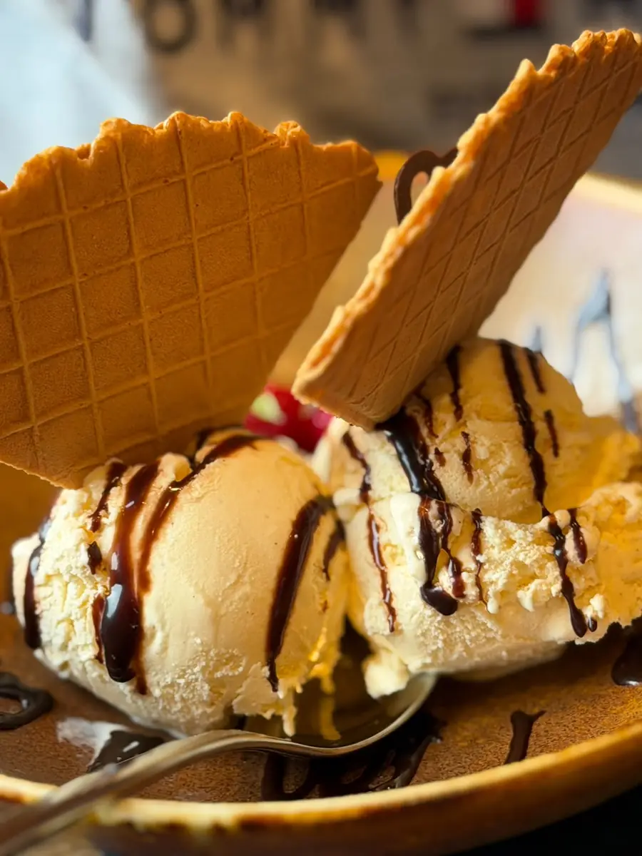 Vanille-ijs met chocoladesaus en wafel